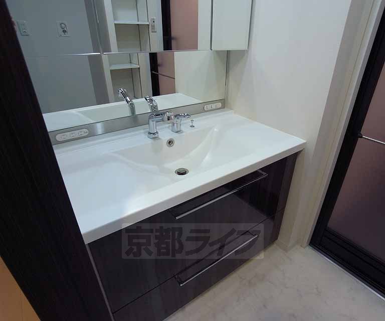 洗面設備　大きい独立洗面台です。