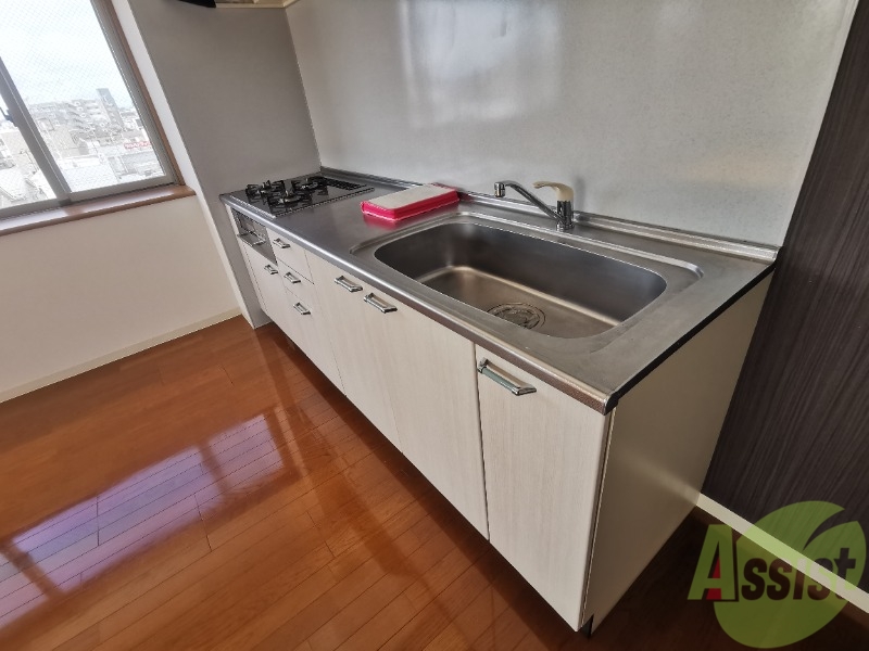 キッチン　キッチンは三口コンロと広いシンクで快適そうです。