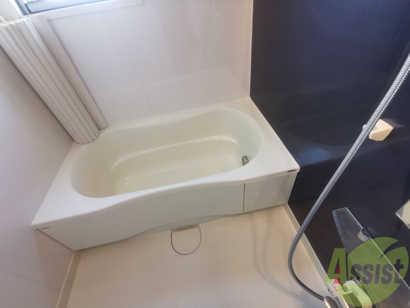 バス・シャワールーム　バスルームです。広々していて、鏡も大きく使いやすそうです。