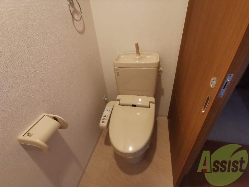 トイレ　温水洗浄便座で、タオルハンガーもついていますね。