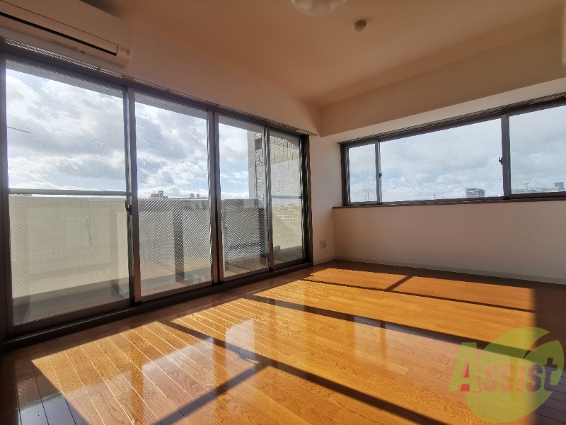 その他部屋・スペース　８帖の洋室です。窓が大きく気持ちいいですね。