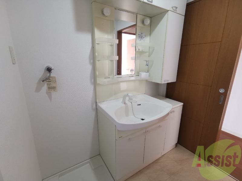 洗面設備　独立洗面化粧台です。収納が多く使いやすそうですね。