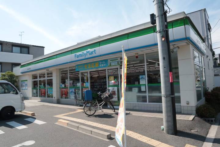 コンビニ　ファミリーマート（コンビニ）まで1335m