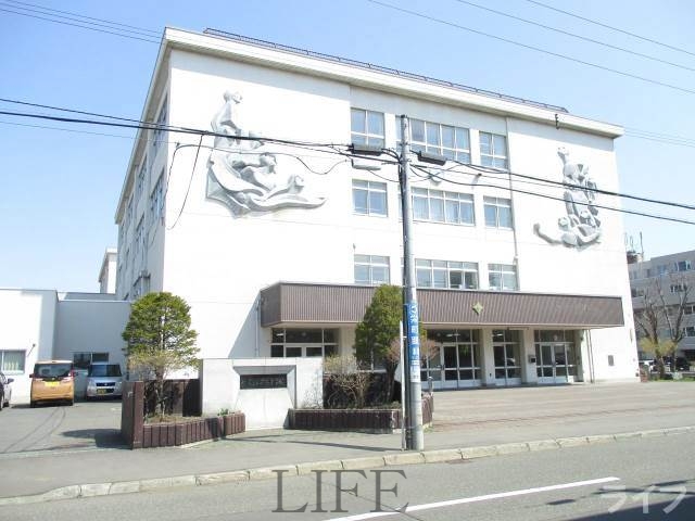 中学校　札幌市立栄町中学校（中学校）まで980m