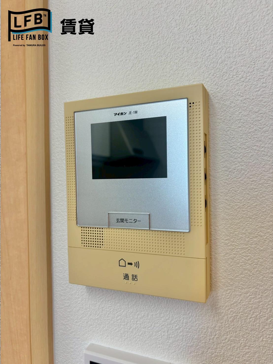 セキュリティ　※反転間取り102号室の室内写真です。壁紙や床の色、仕様が異