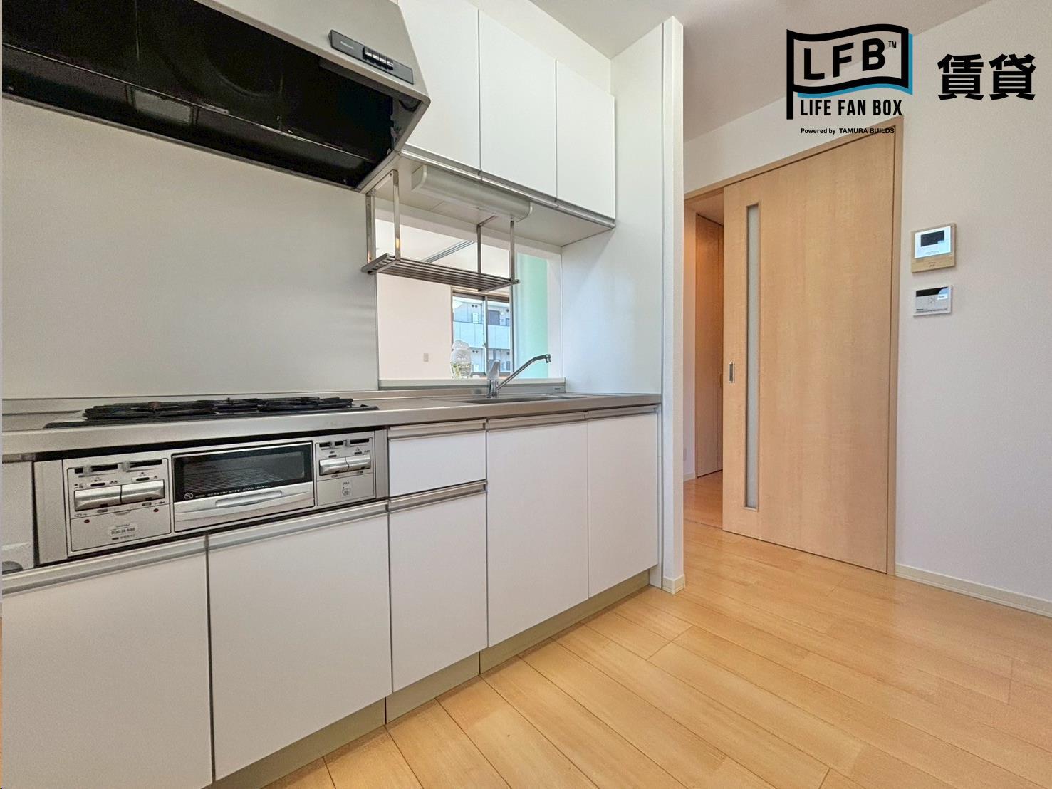 キッチン　※反転間取り102号室の室内写真です。壁紙や床の色、仕様が異