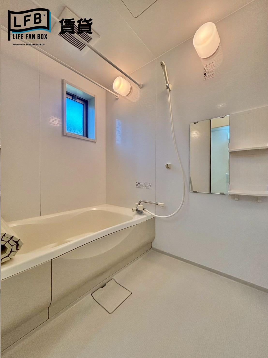 バス・シャワールーム　※反転間取り102号室の室内写真です。壁紙や床の色、仕様が異