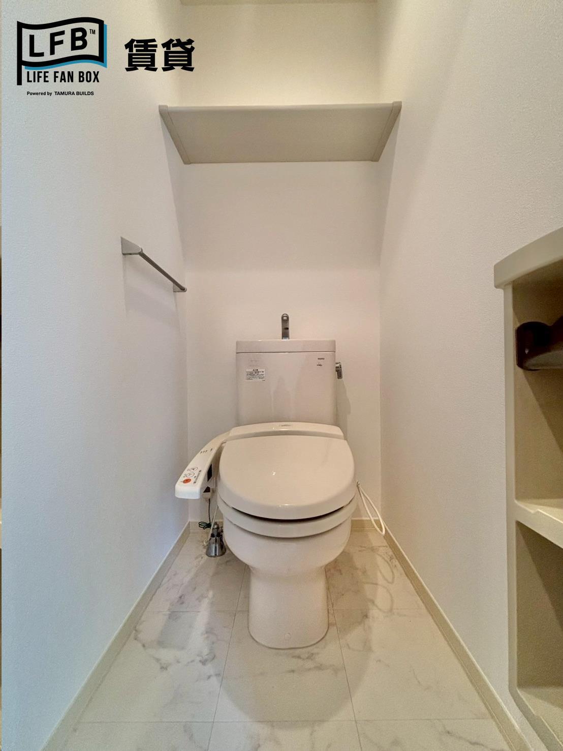 トイレ　※反転間取り102号室の室内写真です。壁紙や床の色、仕様が異