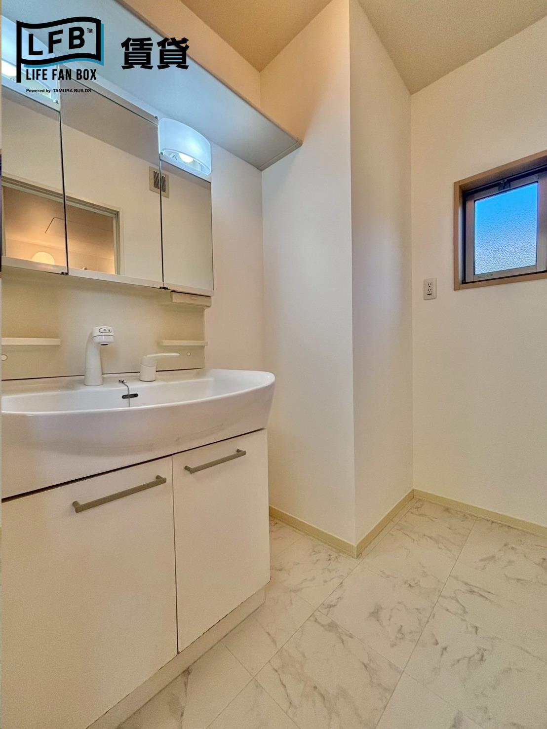 洗面設備　※反転間取り102号室の室内写真です。壁紙や床の色、仕様が異