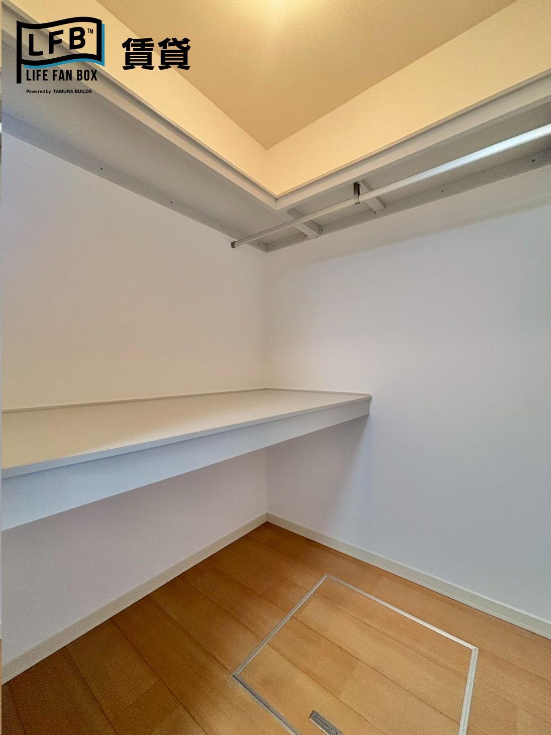 収納　※反転間取り102号室の室内写真です。壁紙や床の色、仕様が異