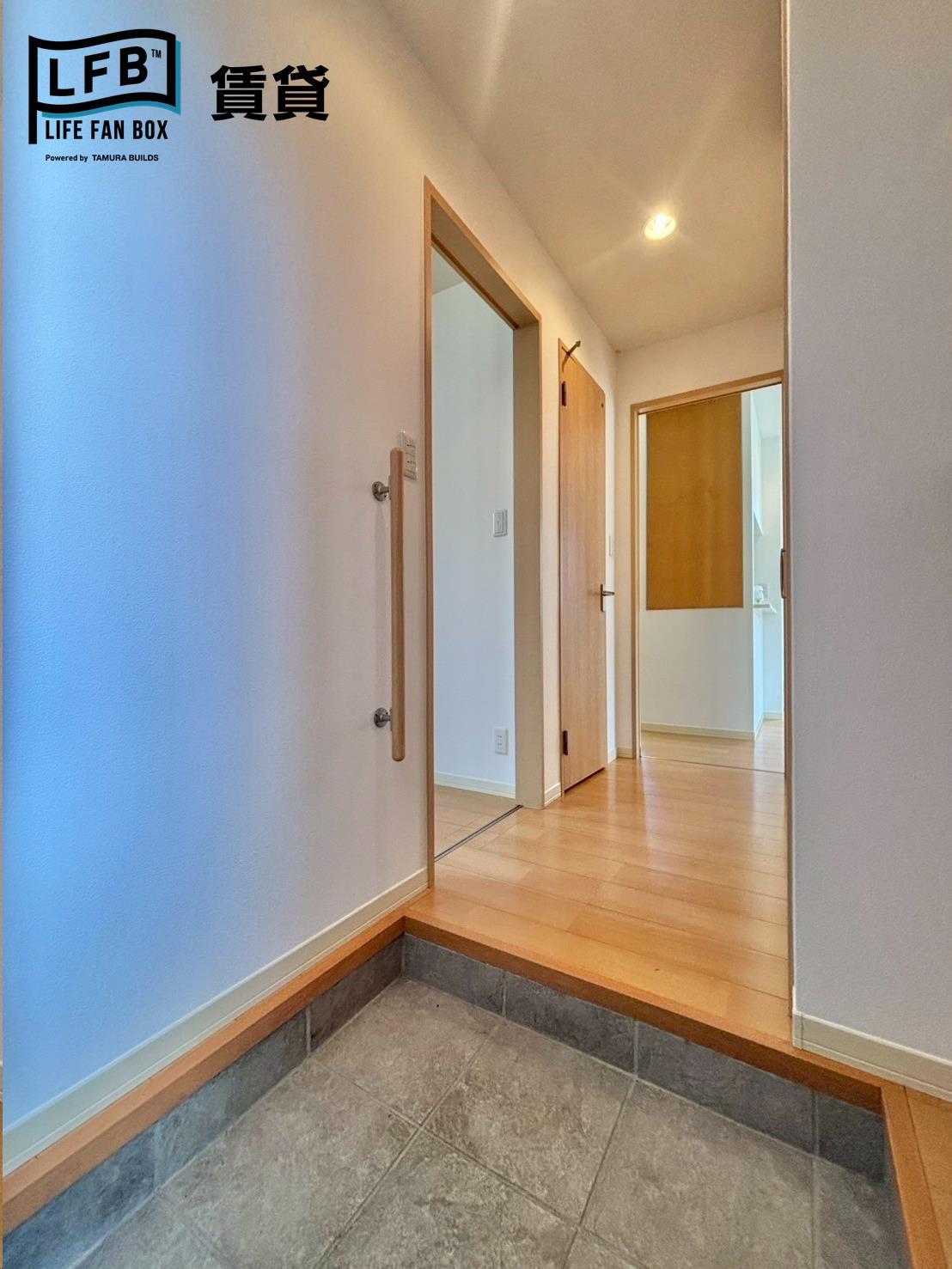 玄関　※反転間取り102号室の室内写真です。壁紙や床の色、仕様が異