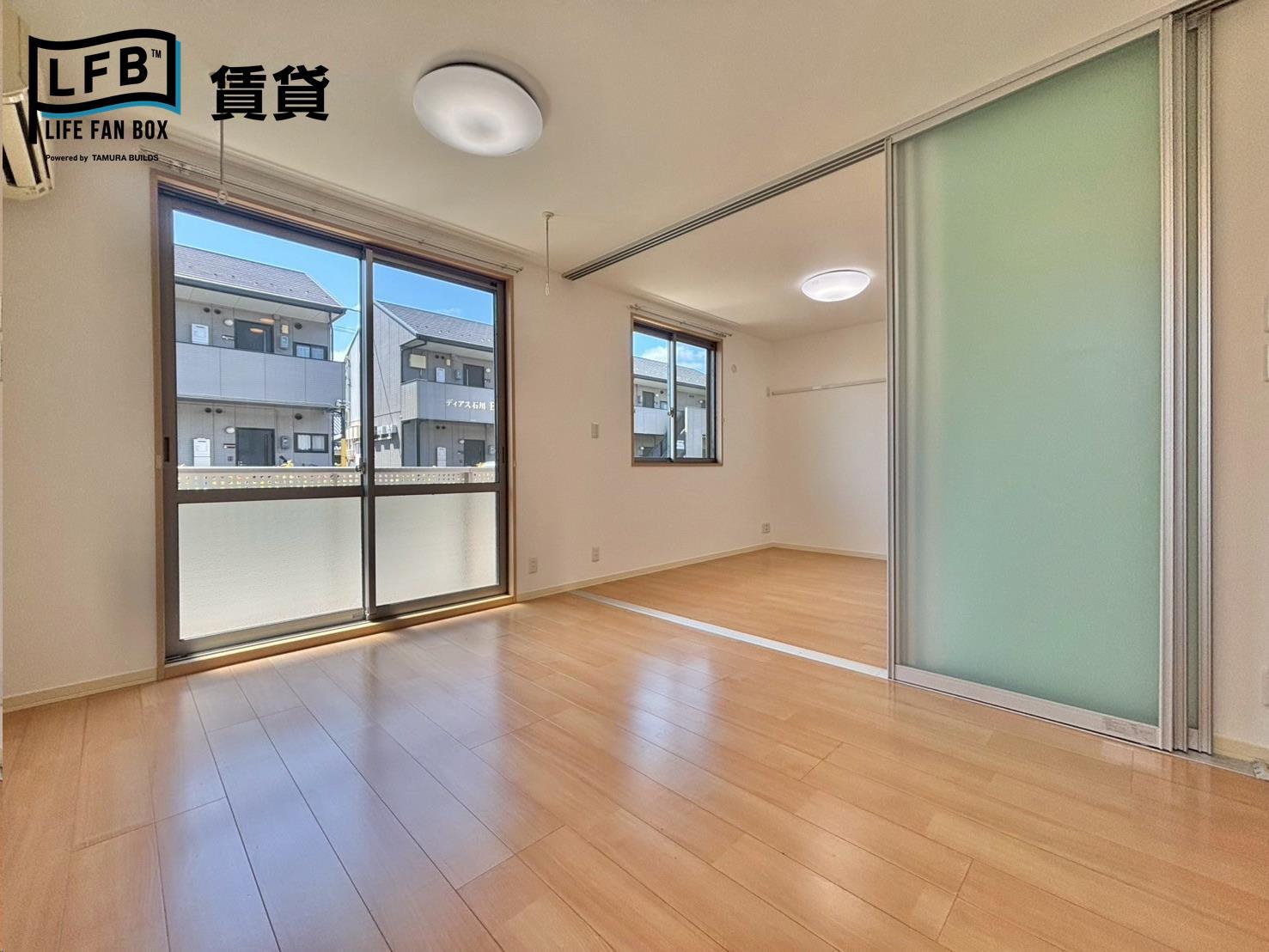 居室・リビング　※反転間取り102号室の室内写真です。壁紙や床の色、仕様が異