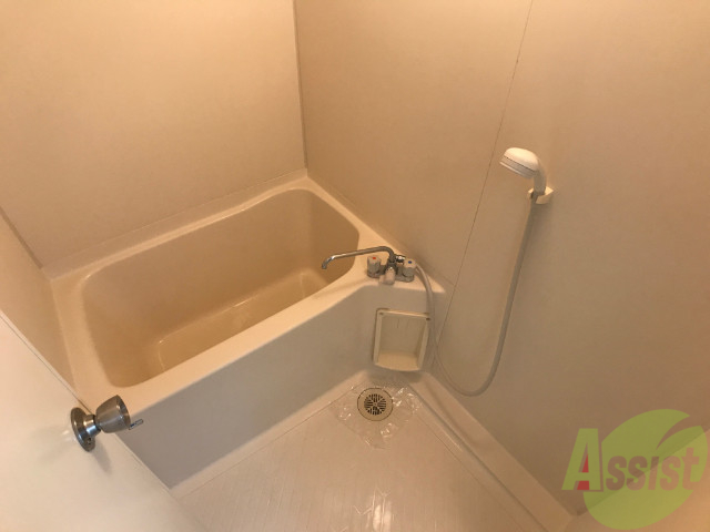 バス・シャワールーム　浴室はシンプル。一人暮らしにはちょうど良いサイズですね。