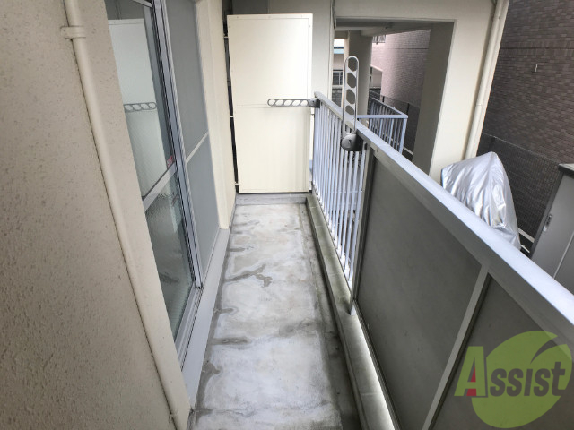 バルコニー　バルコニーは洗濯物を干すのに十分な広さがありますね。