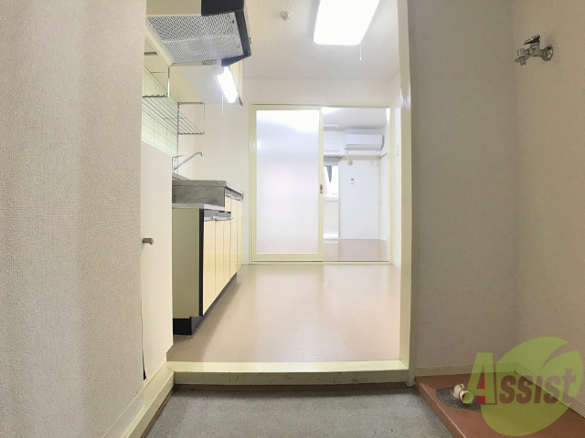 玄関　玄関から撮影しました。明るい印象ですね。