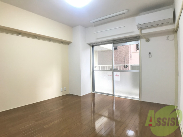 居室・リビング　８帖の洋室です。生活のメインとなる部屋ですね。