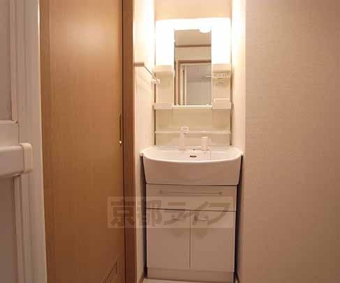 洗面設備　シャンプードレッサ付の独立洗面台です。