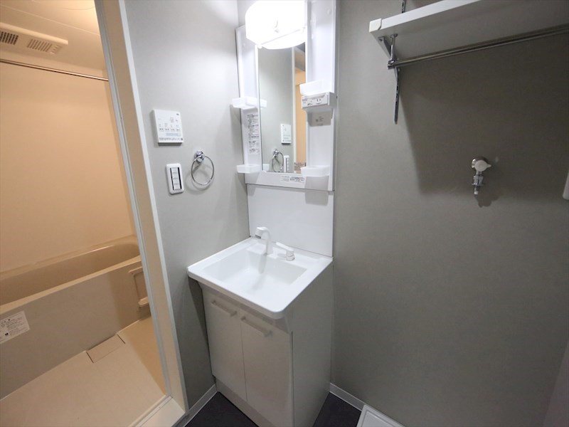 洗面設備　脱衣所　独立洗面台（シャンプードレッサー付）収納スペース有