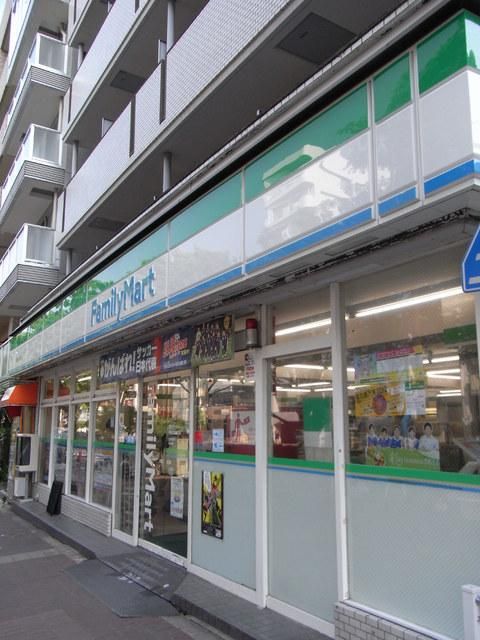 コンビニ　ファミリーマート（コンビニ）まで66m