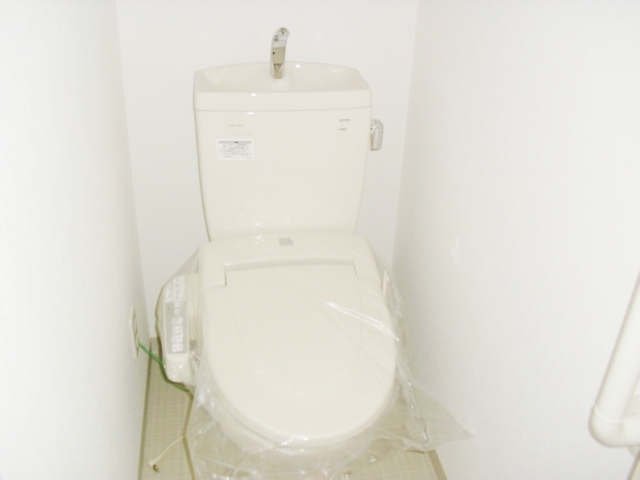 トイレ　同物件別号室の写真です。