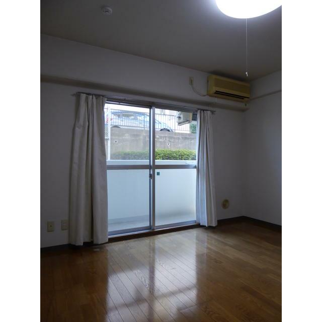 居室・リビング　カーテンはありません。