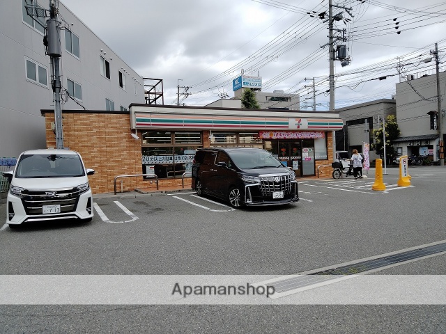 コンビニ　セブンイレブン（コンビニ）まで648m