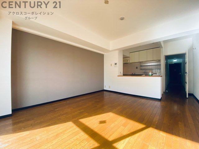 居室・リビング　南向きで陽当たり良好なリビングです♪