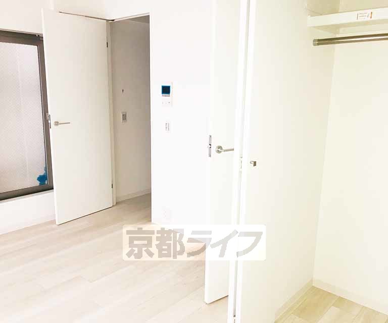 居室・リビング　白を基調としたお部屋。