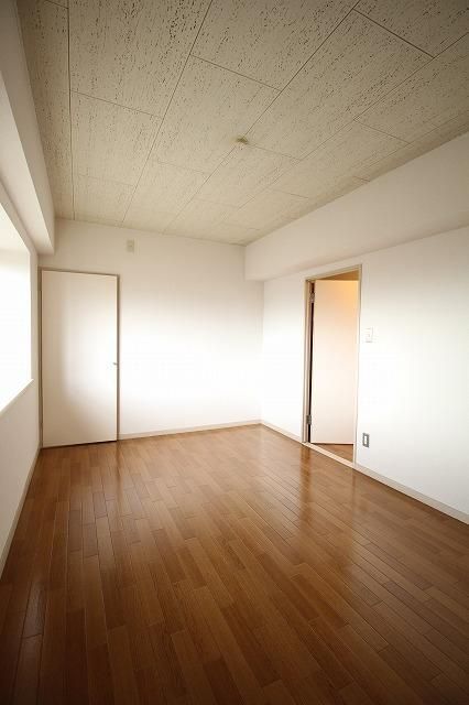 居室・リビング　※同建物別号室参考写真です