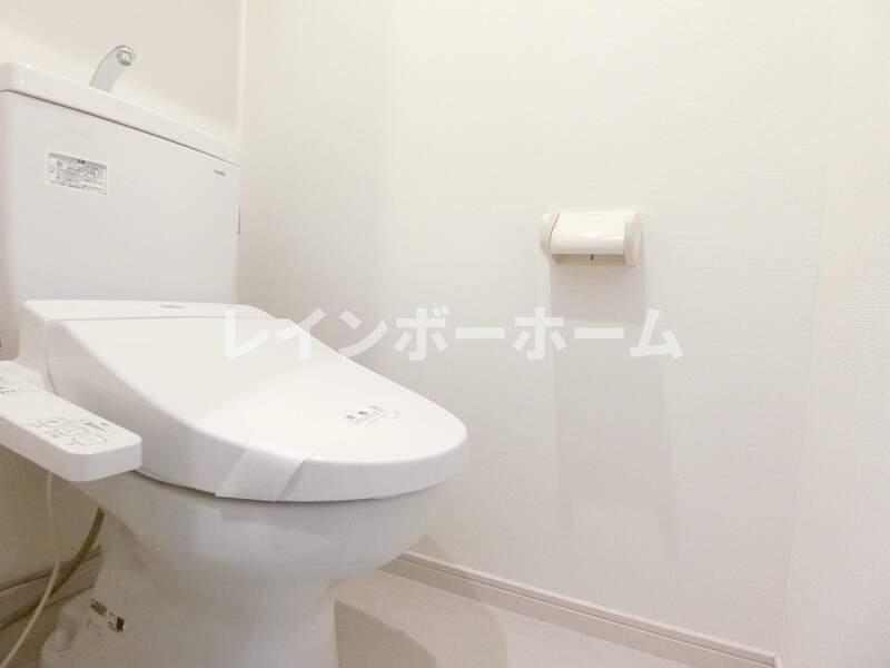 トイレ　落ち着いた色調のトイレです