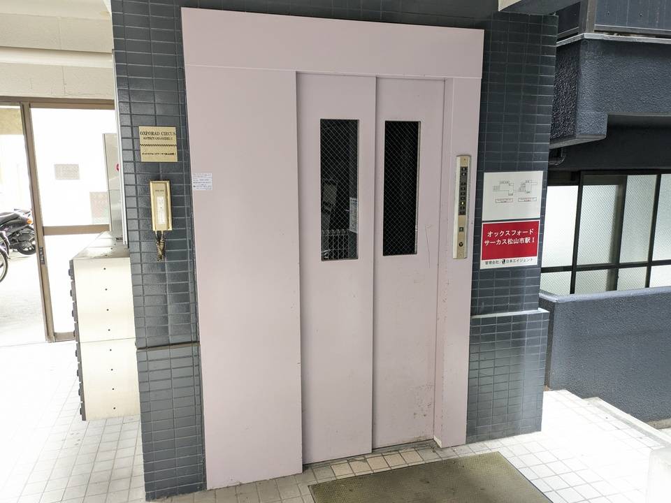 エントランス　エレベーター