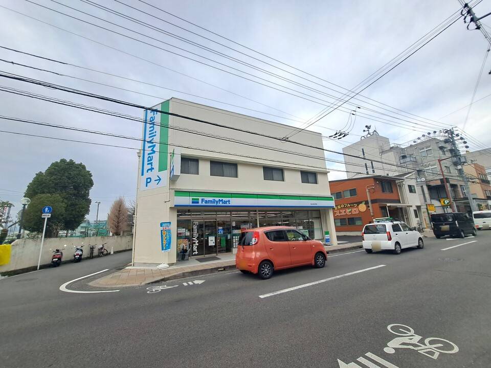 コンビニ　ファミリーマート愛媛県立中央病院店（コンビニ）まで225m