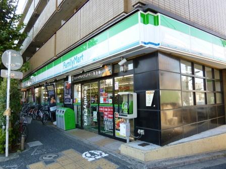 コンビニ　ファミリーマート新代田駅前店（コンビニ）まで99m