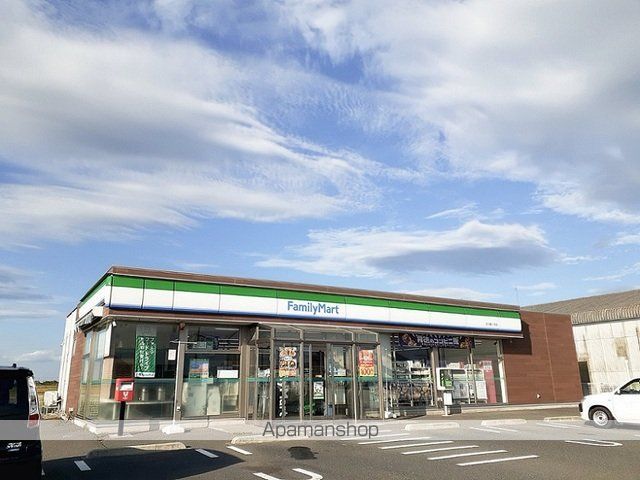 コンビニ　ファミリーマート古川鶴ヶ埣店（コンビニ）まで550m