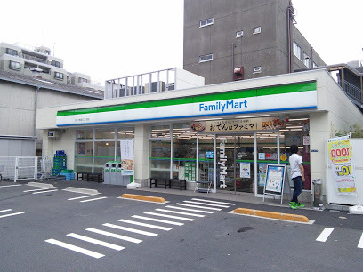 コンビニ　ファミリーマート（コンビニ）まで421m