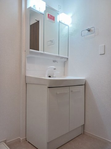 洗面設備　ゆったりとスペースのある洗面所