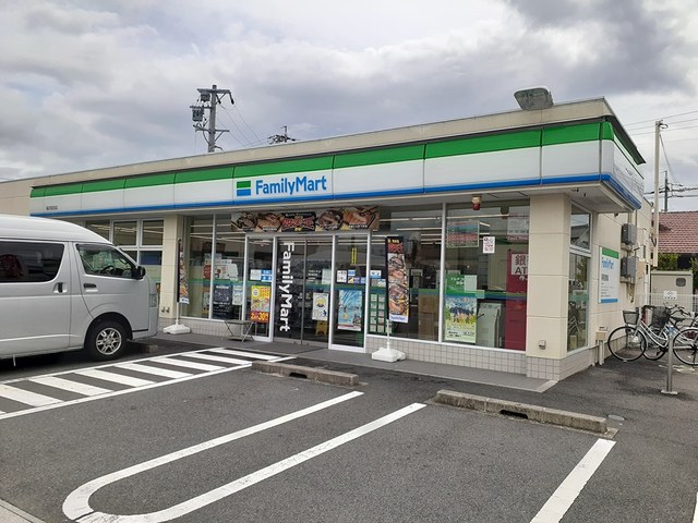 コンビニ　ファミリーマート稲沢前田店（コンビニ）まで74m
