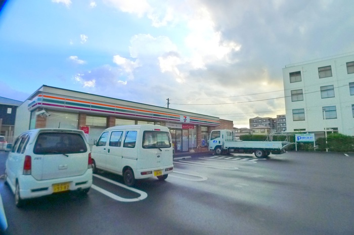 コンビニ　セブンイレブン（コンビニ）まで161m