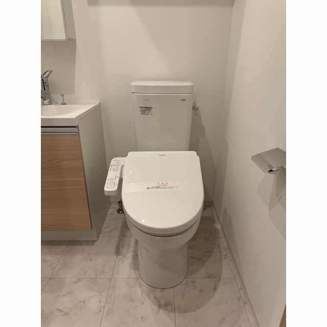 トイレ　落ち着いた色調のトイレです