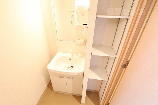 洗面設備　もちろんシャンプードレッサー付☆あるとうれしい収納棚付き☆