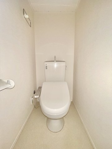 トイレ　嬉しいウォシュレット機能付きです！上部につっぱり棒を付ければ