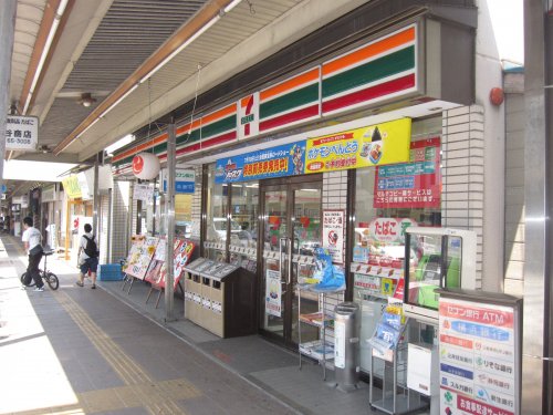 コンビニ　セブン-イレブン横須賀追浜駅前店（コンビニ）まで64m