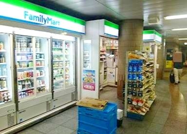 コンビニ　ファミリーマート（コンビニ）まで270m