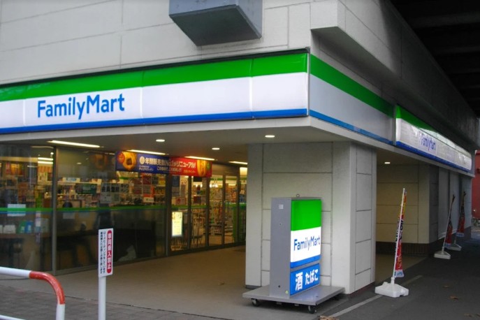 コンビニ　ファミリーマート札幌北6条西7丁目店（コンビニ）まで186m