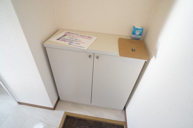 玄関　下駄箱あります