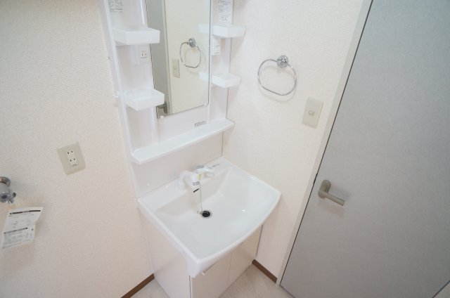洗面設備　明るい洗面所です