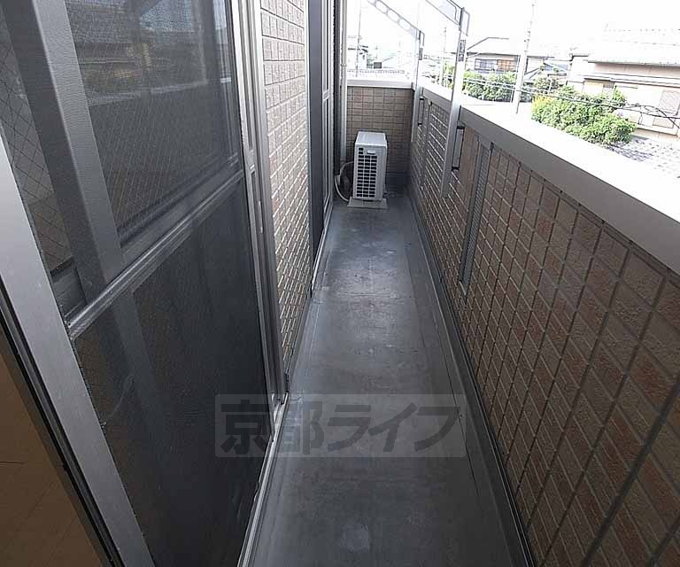 バルコニー　広く日当たりの良いバルコニー。