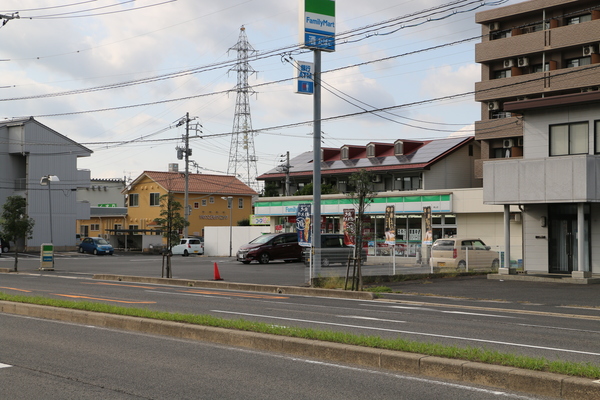 コンビニ　ファミリーマート楽山店（コンビニ）まで350m