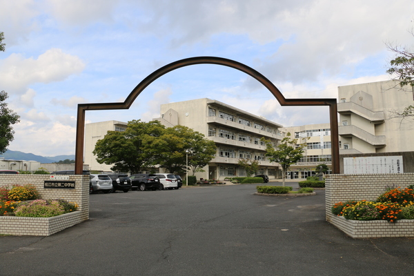 中学校　松江市立第二中学校（中学校）まで383m