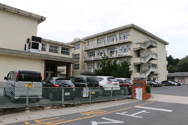 小学校　松江市立川津小学校（小学校）まで1088m
